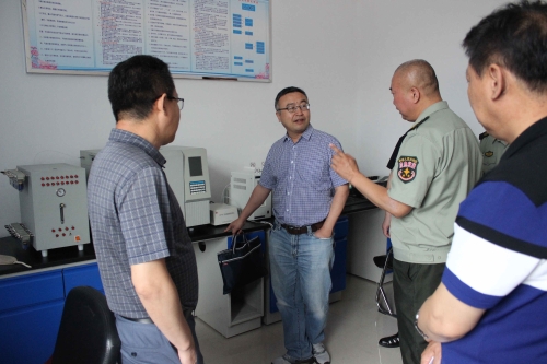 省应急管理厅、救援指挥中心、龙煤集团领导参观七台河公司救护大队化验室  张磊摄