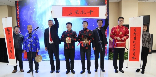 由宣传部编演的三句半“我们”，以诙谐幽默的表现形式，回顾了2019，展望了2020，在会场上掀起阵阵掌声。01