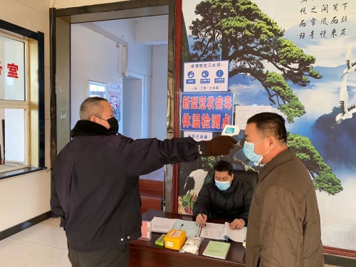 东保矿工作人员正在进行体温检测并登记