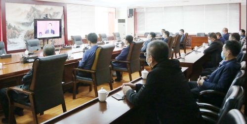 集团机关观看两会