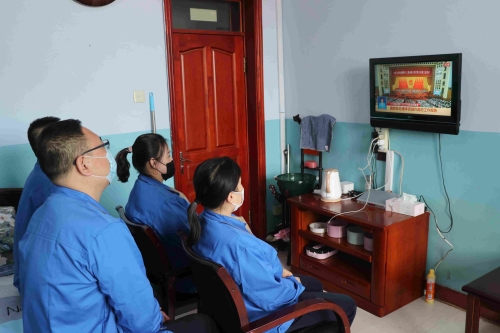 图为东荣二矿职工收看十三届全国人大三次会议。李菁冶摄