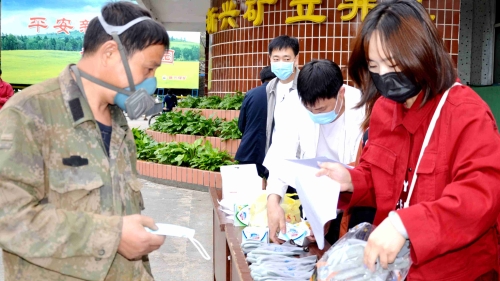 新兴矿开展全国安全宣传咨询日活动，积极宣传安全知识，切实增强职工掌握安全知识水平，提高安全生产意识，为企业安全高效发展夯实安全基础。_副本