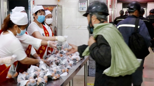 图为新安矿女工家属为职工送粽子