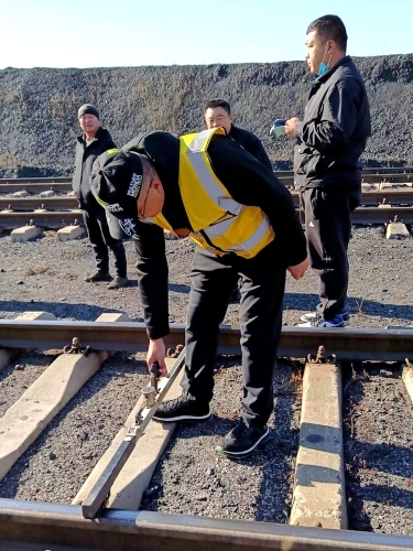 20211021  集团公司开展矿区自营铁路运输安全质量标准化检查01