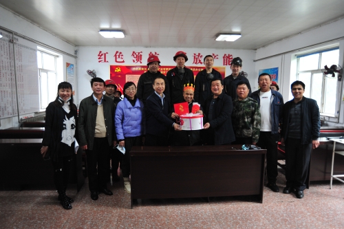 矿区工会工作人员和矿领导为一线工人过生日送祝福