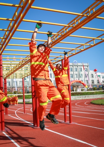 10135787    耿鹤鹏（左）、刘东在训练中