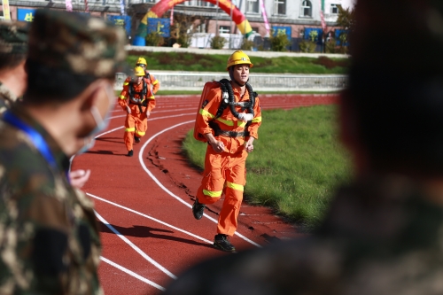 10135793   救护队员开展模拟演练.JPG