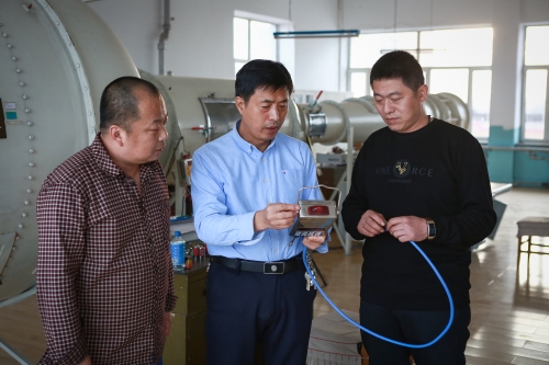 11036491   张隆科为徐双全（左一）、柴国刚讲解传感器故障判断.JPG