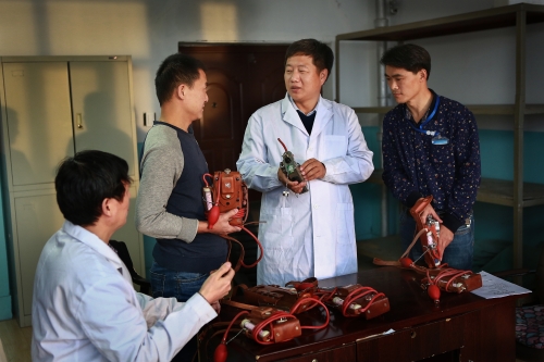 11036506   刘利为陈关涛（左二）、赵国栋（左四）传授理研维修技巧.JPG